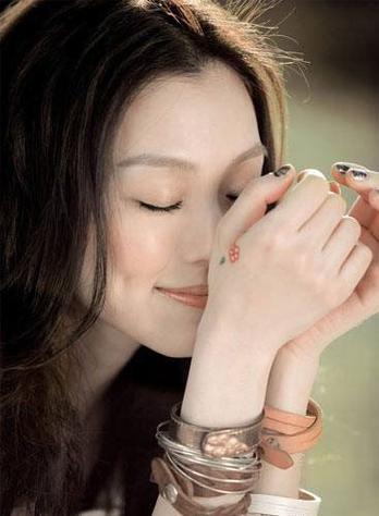 2025澳门特马开奖记录和女婴眼睛小被挑剩下与女婴眼睛小,长长能变大吗